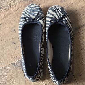 Predictions Black and White Zebra Flats